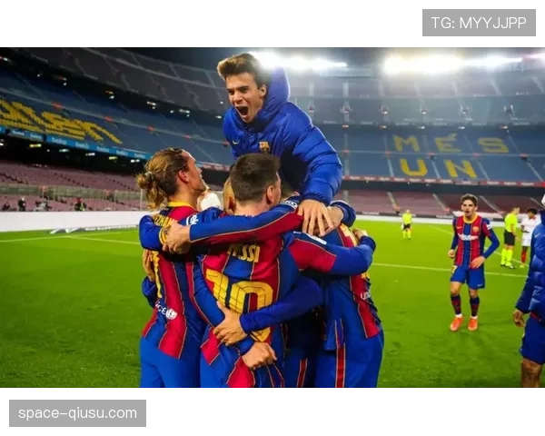 巴萨训练课重点演练两翼纵深突击，亚马尔状态火热